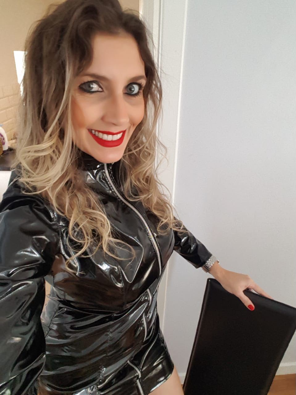 אישה מפנקת 30 בלונדינית בנתניה