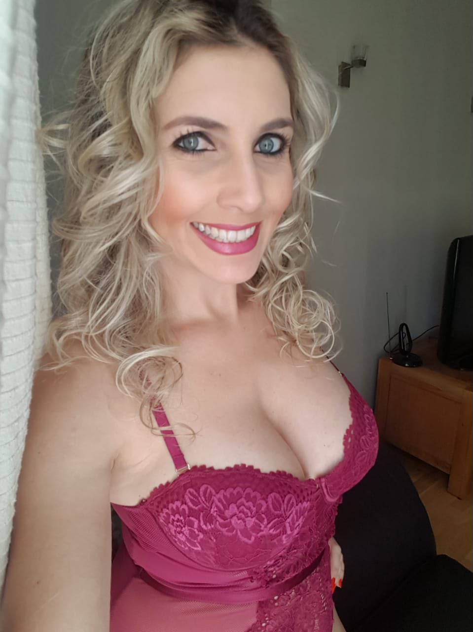 אישה מפנקת 30 בלונדינית בנתניה